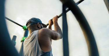 Persoon die pull ups aan het doen is