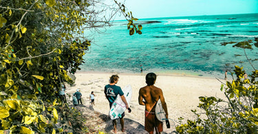 Sporters die gaan surfen in vakantie omgeving