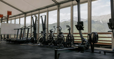 Uitzet van diverse fitnessapparatuur die voor thuisgebruik gebruikt kunnen worden 