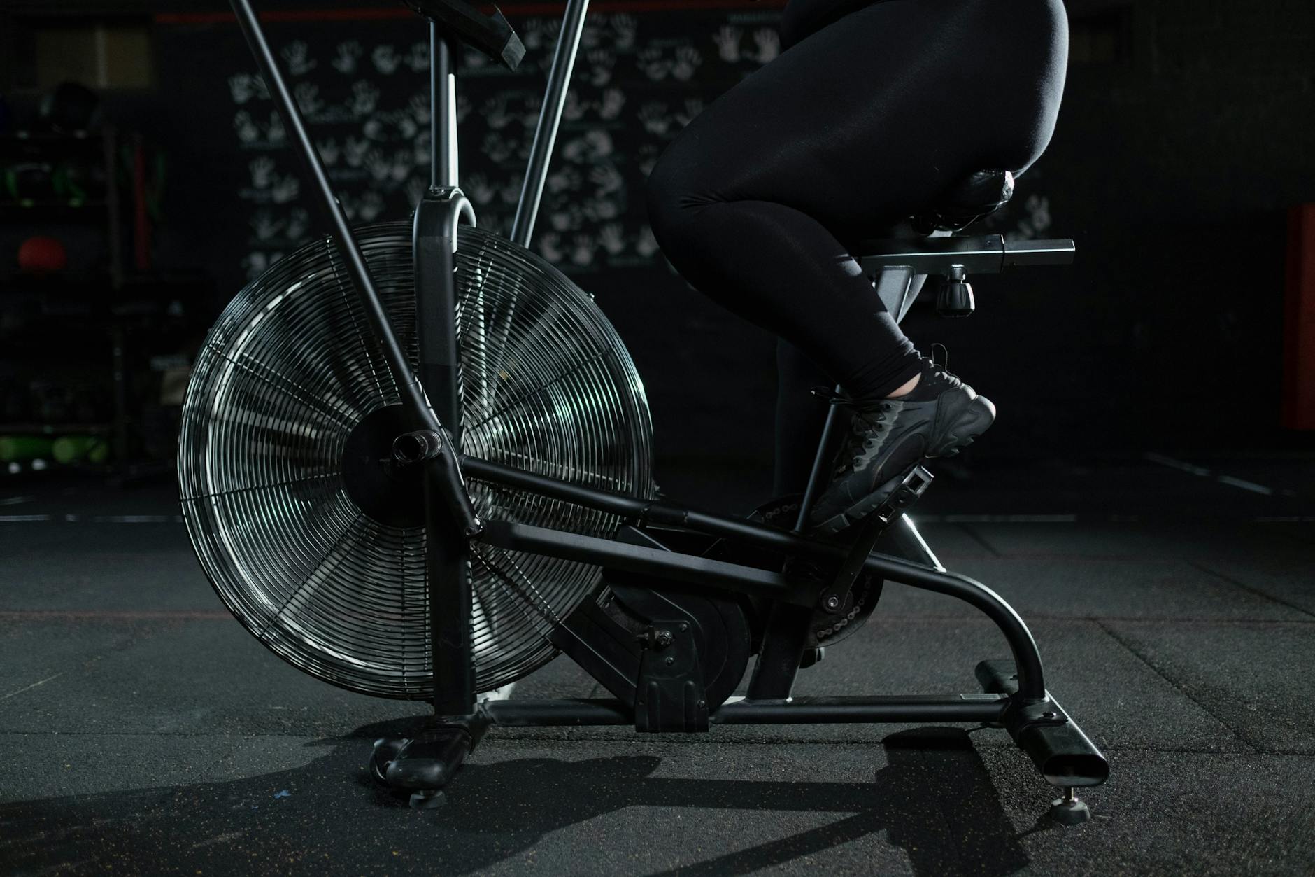 zwift hometrainer koppelen — stockfoto door cottonbro studio